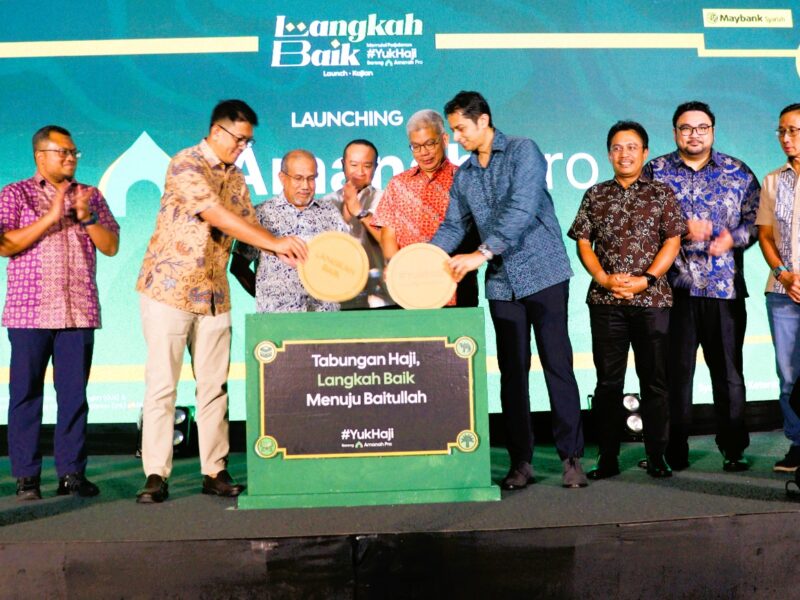 Direktur IT dan Digital Maybank Indonesia Bambang Andri Irawan (ketiga dari kiri) dan Group Managing Director dan CEO Muslim Pro Nafees Khundker (kelima dari kanan) bersama-sama memasukkan koin ‘Langkah Baik’ dengan disaksikan oleh President & Group CEO Maybank Dato’ Sri Khairussaleh Ramli, Chairman Maybank Islamic & Commissioner Maybank Indonesia Dato’ Zulkiflee Abbas Abdul Hamid, Presiden Direktur Maybank Indonesia Steffano Ridwan, dan jajaran manajemen dari kedua perusahaan. 