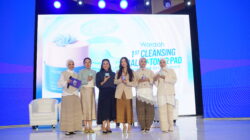 Wardah resmi meluncurkan dua produk anyar, yakni Wardah Barrier Soothe Twist Cleansing Balm dan Wardah Barrier Calming Toner Pad.