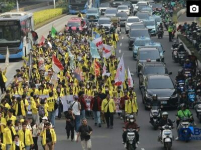 Massa BEM UI Long March dari Jalan Gatot Subroto ke Kawasan Bundaran HI