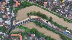 Pembangunan Jembatan Kemang Pratama di Kota Bekasi, Jawa Barat.