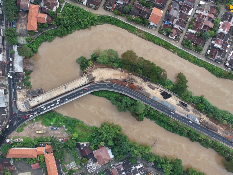 Pembangunan Jembatan Kemang Pratama di Kota Bekasi, Jawa Barat.