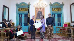 Ketua Umum Kadin DKI Diana Dewi Raih Gelar Bangsawan KMT dari Keraton Surakarta