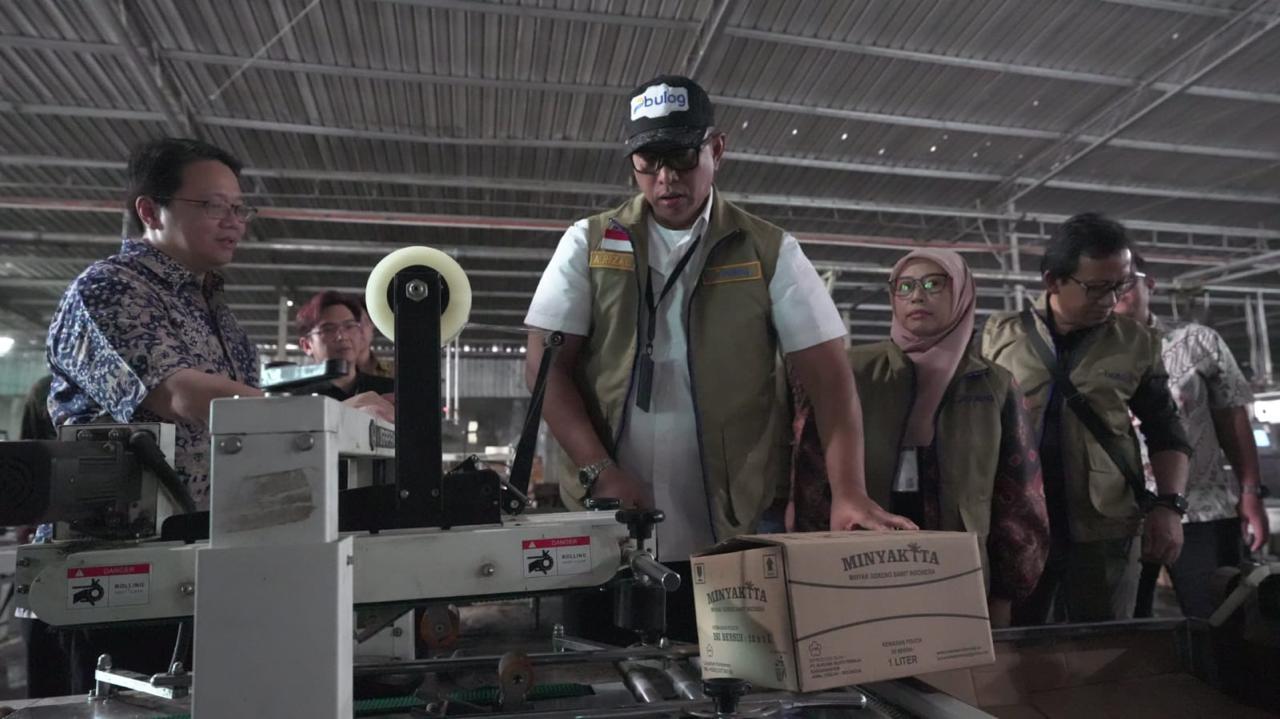 Perum BULOG Tarik MinyaKita Produksi PT KMR, Diduga Berbau Solar