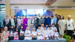 Diana Dewi bersama anak-anak yatim. Foto: Gema/PeluangNews