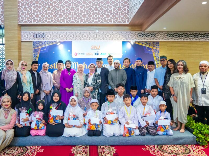 Diana Dewi bersama anak-anak yatim. Foto: Gema/PeluangNews