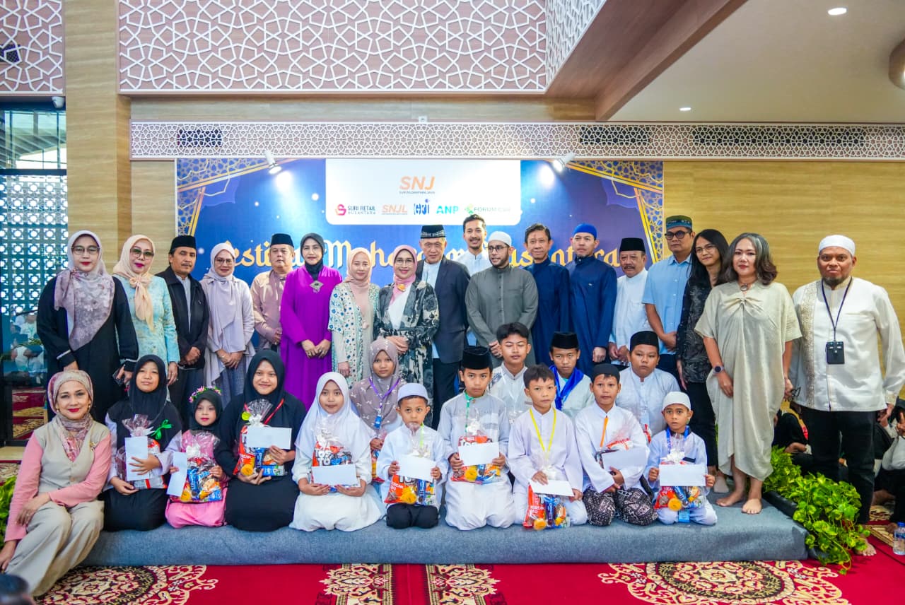 Diana Dewi bersama anak-anak yatim. Foto: Gema/PeluangNews