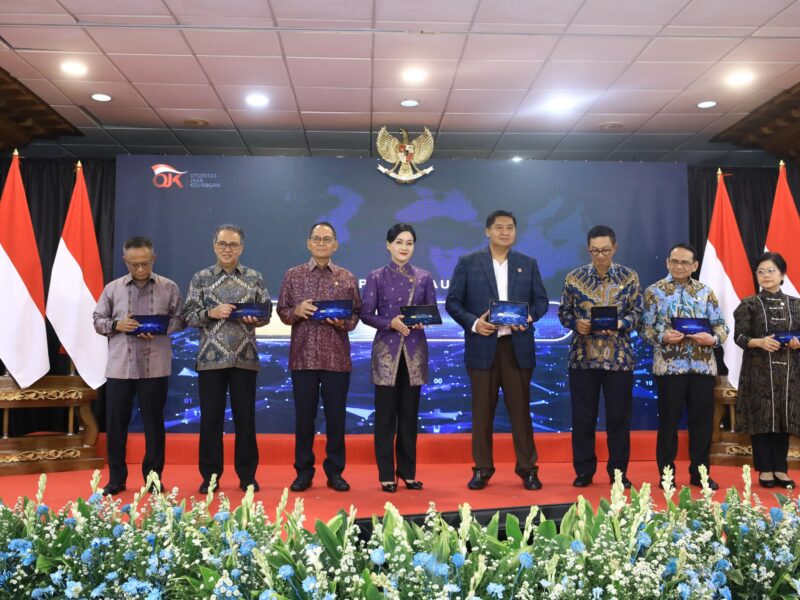 OJK meluncurkan Sistem Layanan Informasi Keuangan (SLIK). 