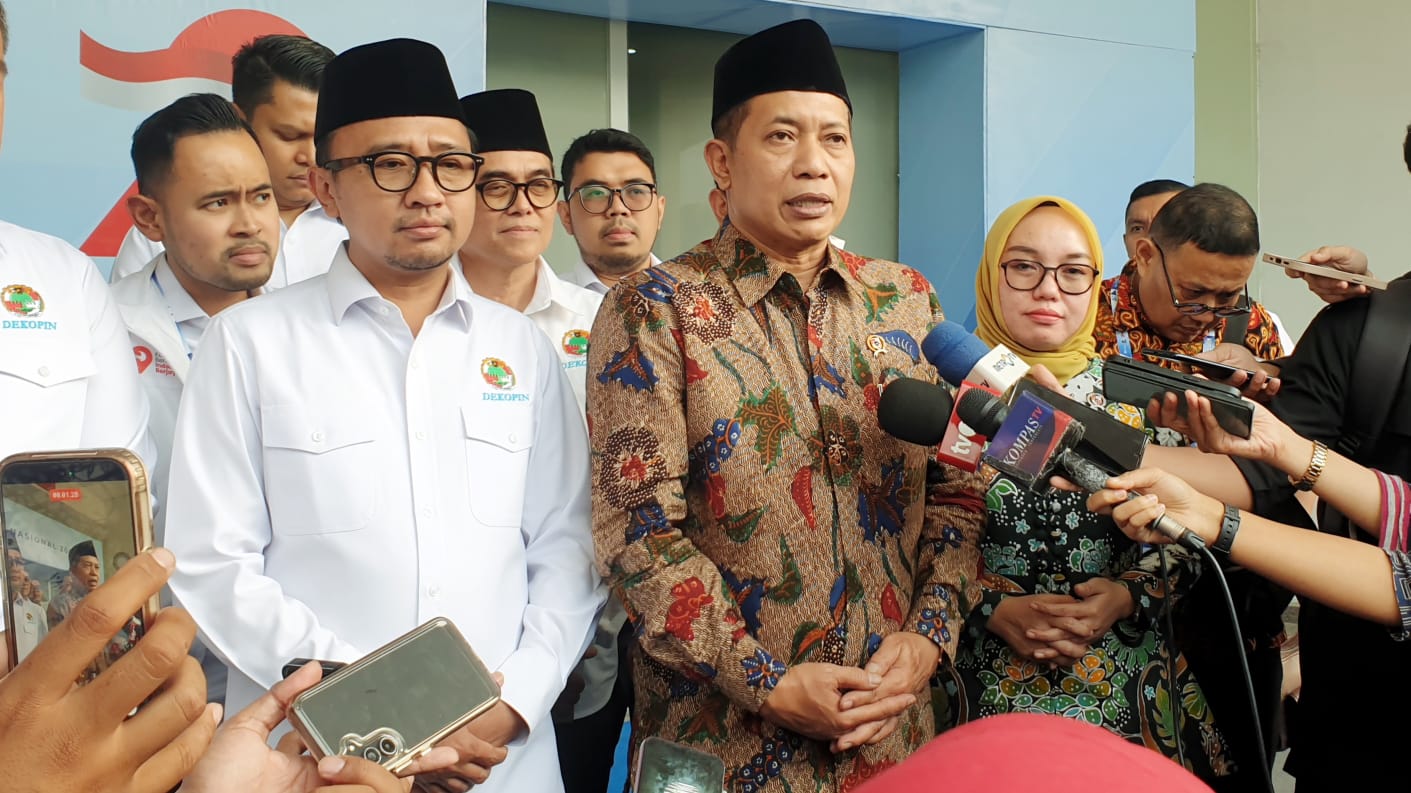 Menkop Ferry Juliantono dan Ketua Umum Dekopin Bambang Haryadi. Foto: Gema/PeluangNews