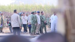 Menteri Agraria dan Tata Ruang/Kepala Badan Pertanahan Nasional (ATR/BPN) Nusron Wahid saat mendampingi Presiden Prabowo Subianto dalam Panen Raya TNI di Lanud Abdulrachman Saleh, Malang, Jawa Timur, Jumat (17/7/2026).