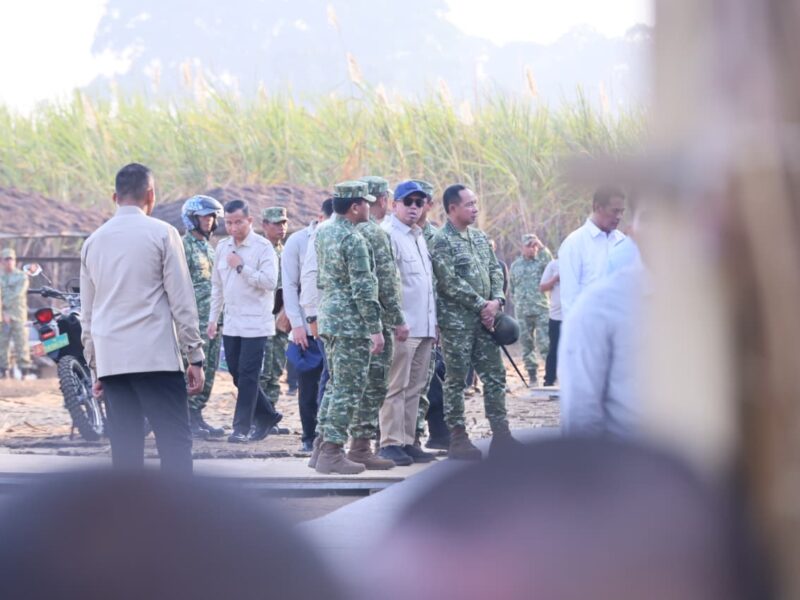 Menteri Agraria dan Tata Ruang/Kepala Badan Pertanahan Nasional (ATR/BPN) Nusron Wahid saat mendampingi Presiden Prabowo Subianto dalam Panen Raya TNI di Lanud Abdulrachman Saleh, Malang, Jawa Timur, Jumat (17/7/2026).