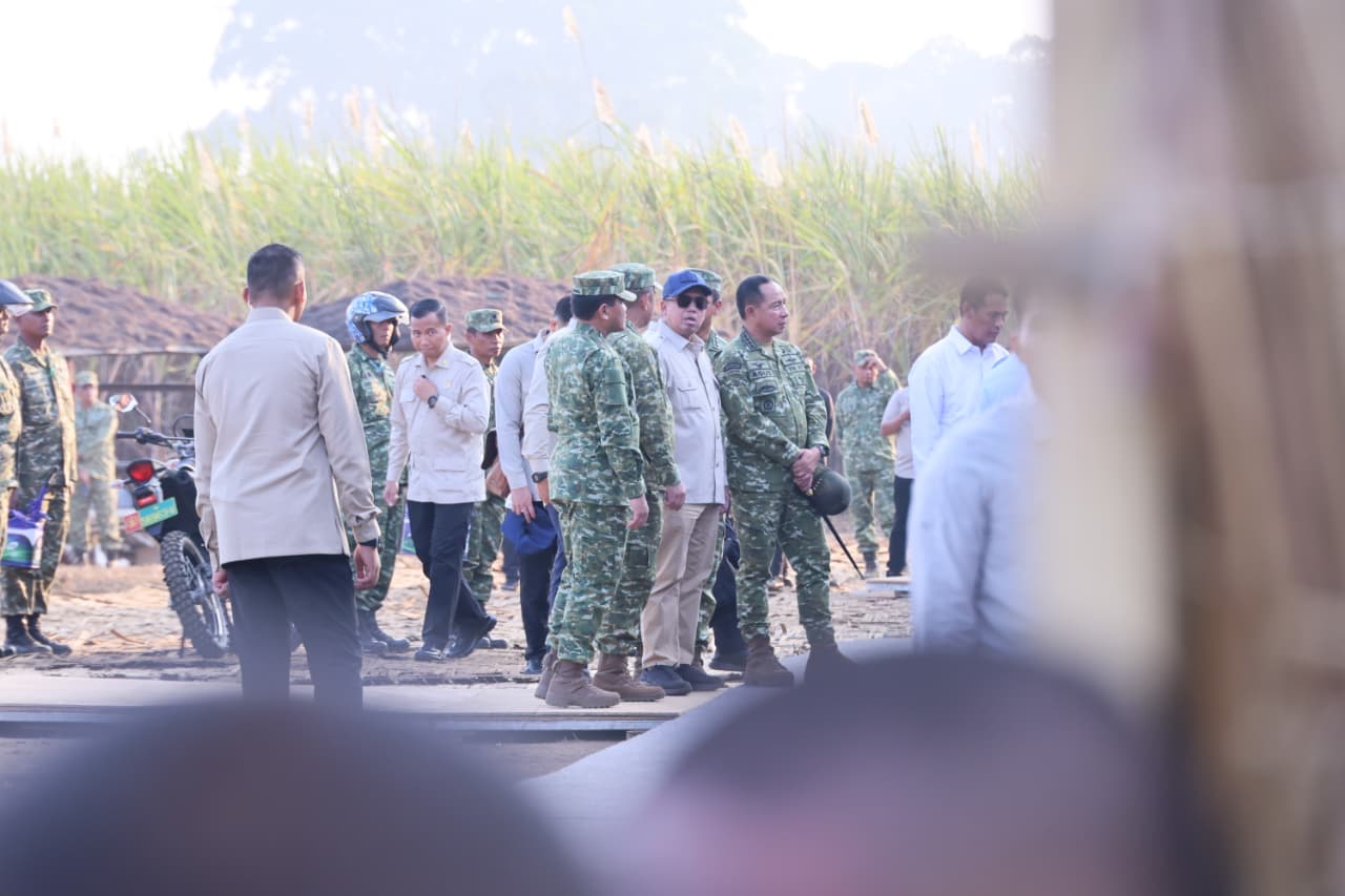 Menteri Agraria dan Tata Ruang/Kepala Badan Pertanahan Nasional (ATR/BPN) Nusron Wahid saat mendampingi Presiden Prabowo Subianto dalam Panen Raya TNI di Lanud Abdulrachman Saleh, Malang, Jawa Timur, Jumat (17/7/2026).