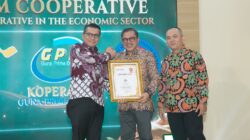 KSP Berkat menerima penghargaan dari Deputi Bidang Kelembagaan dan Digitalisasi Koperasi Kementerian Koperasi, Henra Saragih didampingi Pemred Majalah Peluang Drajat Kurniawan. Foto: Peluang