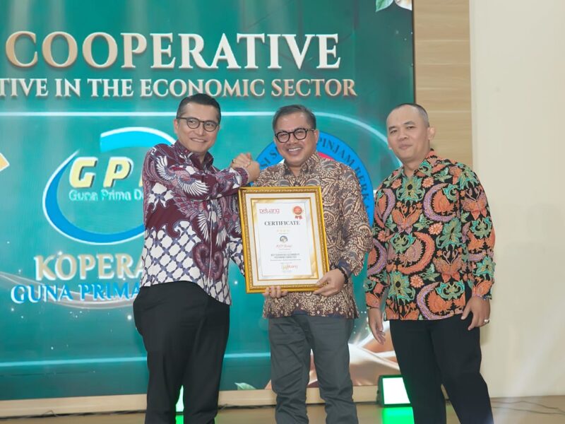 KSP Berkat menerima penghargaan dari Deputi Bidang Kelembagaan dan Digitalisasi Koperasi Kementerian Koperasi, Henra Saragih didampingi Pemred Majalah Peluang Drajat Kurniawan. Foto: Peluang
