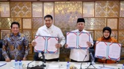 penandatanganan Surat Edaran Bersama (SEB) tentang Percepatan Pendaftaran Tanah Lintas Sektor bagi Masyarakat Berpenghasilan Rendah oleh Menteri Agraria dan Tata Ruang/Kepala Badan Pertanahan Nasional (ATR/BPN) Nusron Wahid, Menteri Perumahan dan Kawasan Permukiman (PKP) Maruarar Sirait, serta Kepala Badan Pusat Statistik (BPS).