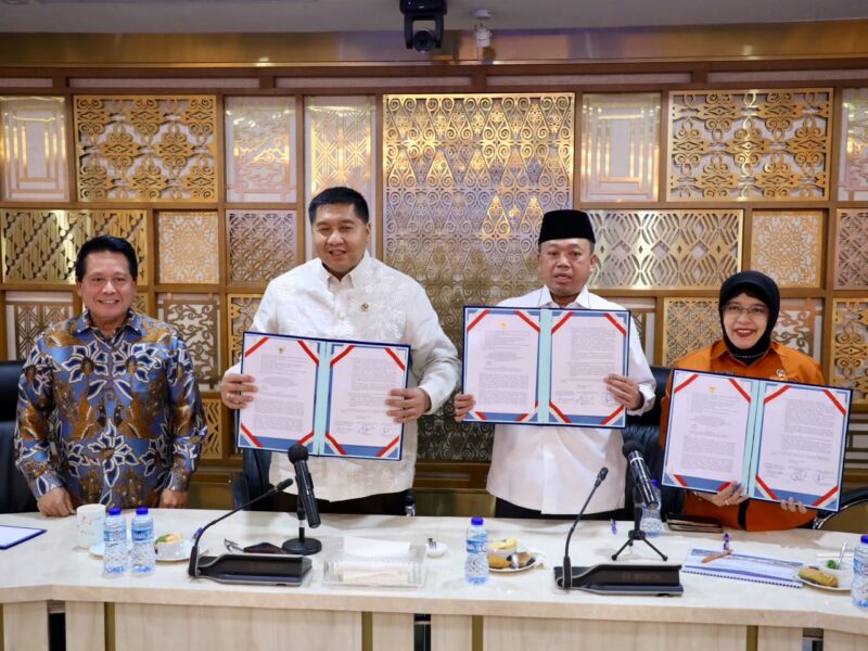 penandatanganan Surat Edaran Bersama (SEB) tentang Percepatan Pendaftaran Tanah Lintas Sektor bagi Masyarakat Berpenghasilan Rendah oleh Menteri Agraria dan Tata Ruang/Kepala Badan Pertanahan Nasional (ATR/BPN) Nusron Wahid, Menteri Perumahan dan Kawasan Permukiman (PKP) Maruarar Sirait, serta Kepala Badan Pusat Statistik (BPS).