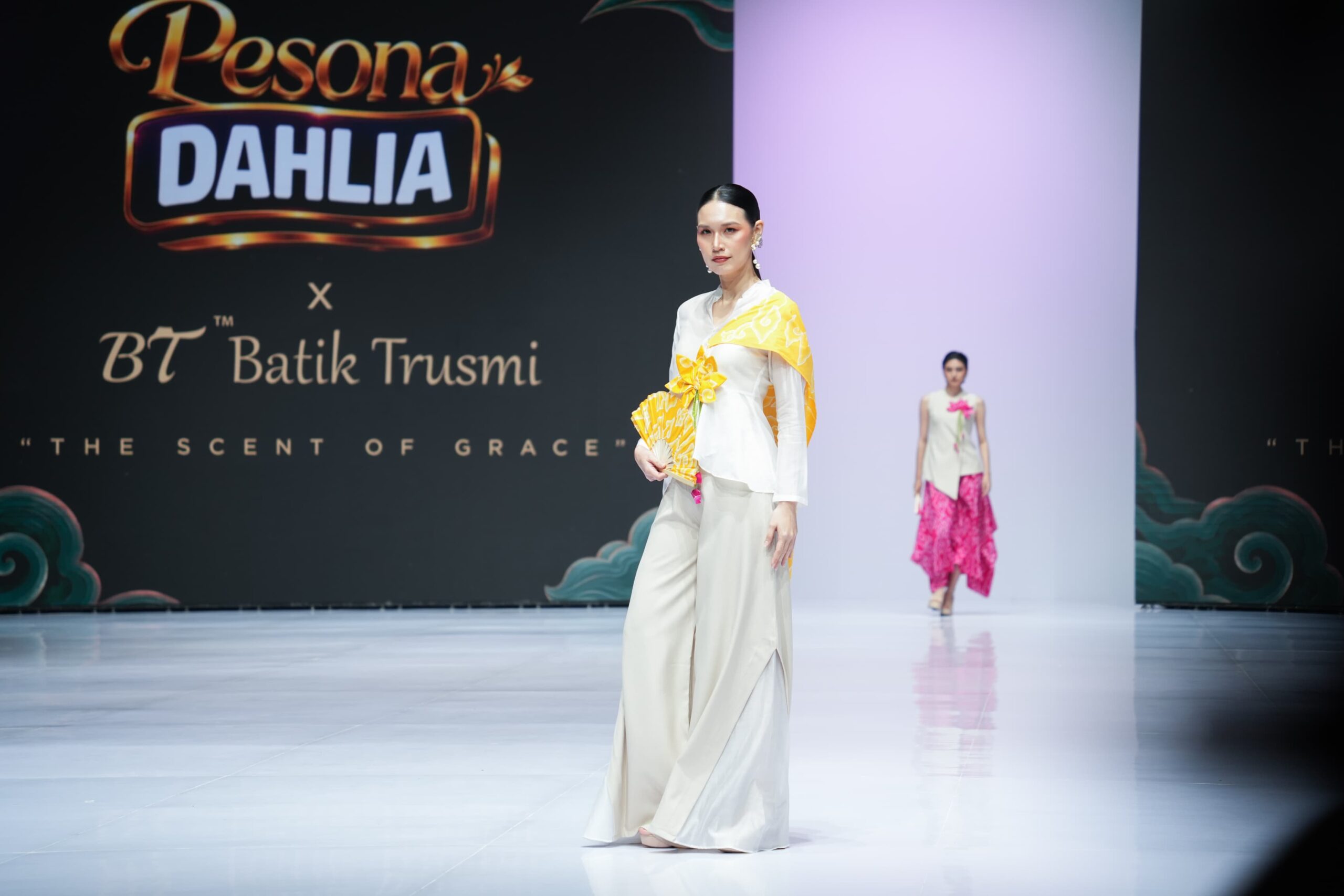 BT Batik Trusmi dengan motif batik megamendung. Foto: Gema/PeluangNews