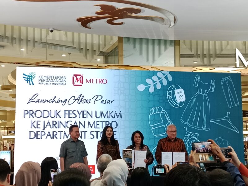 Penandatanganan kemitraan strategis antara Kementerian Perdagangan dan Metro Department Store. Foto: Ratih/PeluangNews