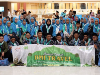 BMI Tour and Travel Berangkatkan 44 Jamaah Umrah