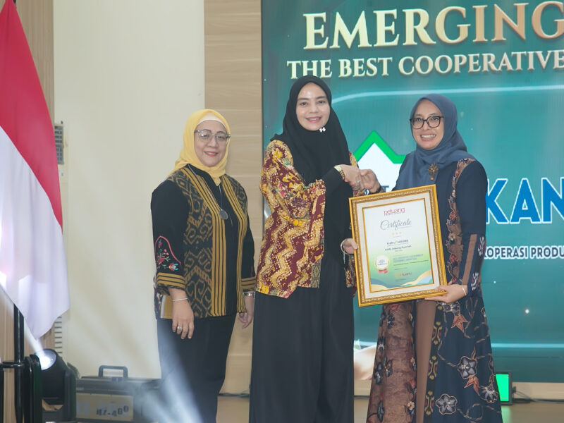 Koperasi Produsen Agro Niaga Jabung Syariah menerima penghargaan dari Direktur Umum dan Hukum Lembaga Pengelola Dana Bergulir (LPDB) Koperasi Deva Rachman. Foto: Peluang