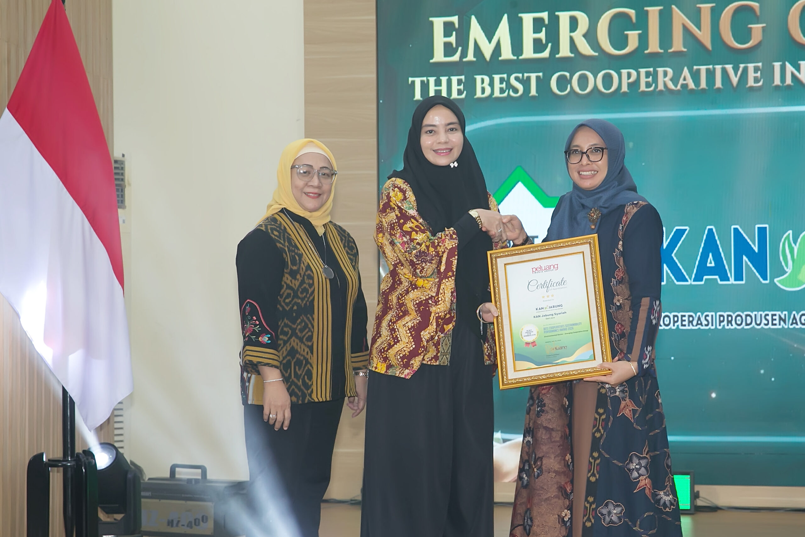 Koperasi Produsen Agro Niaga Jabung Syariah menerima penghargaan dari Direktur Umum dan Hukum Lembaga Pengelola Dana Bergulir (LPDB) Koperasi Deva Rachman. Foto: Peluang