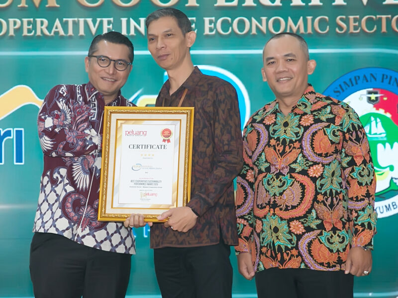 Deputi Bidang Kelembagaan dan Digitalisasi Koperasi pada Kementerian Koperasi Henra Saragih menyerahkan penghargaan kepada KSP Guna Prima Dana. Foto: Peluang