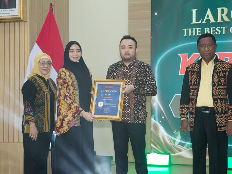 Ketua Pengurus Kopnus Joshua Rahmat menerima penghargaan dari Deva Rachman Direktur Umum dan Hukum Lembaga Pengelola Dana Bergulir (LPDB) Koperasi didampingi Yuni Hegarwati Direktur PT Berkah Dua Visi, di Auditorium Kementerian Koperasi , Jakarta, Kamis (16/7/2026).