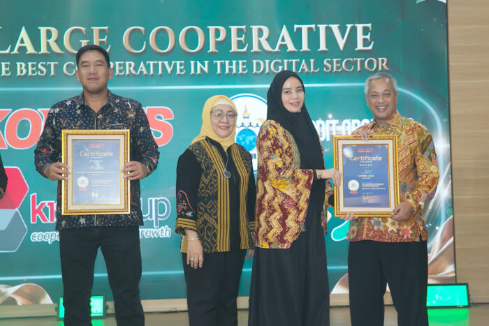 Deva Rachman Direktur Umum dan Hukum Lembaga Pengelola Dana Bergulir (LPDB) Koperasi didampingi Yuni Hegarwati Direktur PT Berkah Dua Visi menyerahkan penghargaan kepada Kospin Jasa. Foto: Peluang
