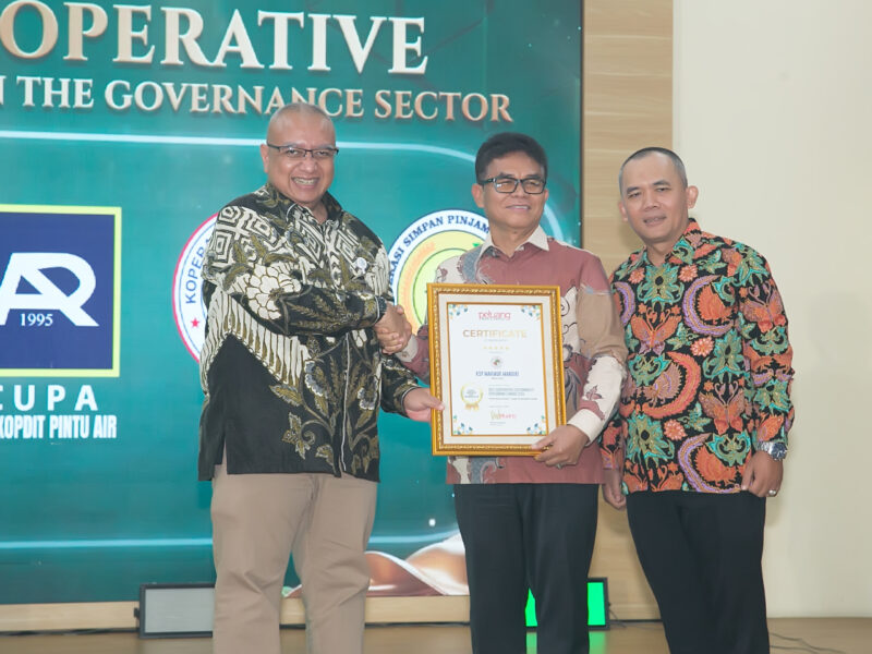 Ketua KSP Makmur Mandiri Tumbur Naibaho menerima penghargaan. Foto: Peluang