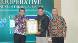 Deputi Bidang Kelembagaan dan Digitalisasi Koperasi Kementerian Koperasi, Henra Saragih menyerahkan penghargaan kepada KSP Utama Karya. Foto: Peluang