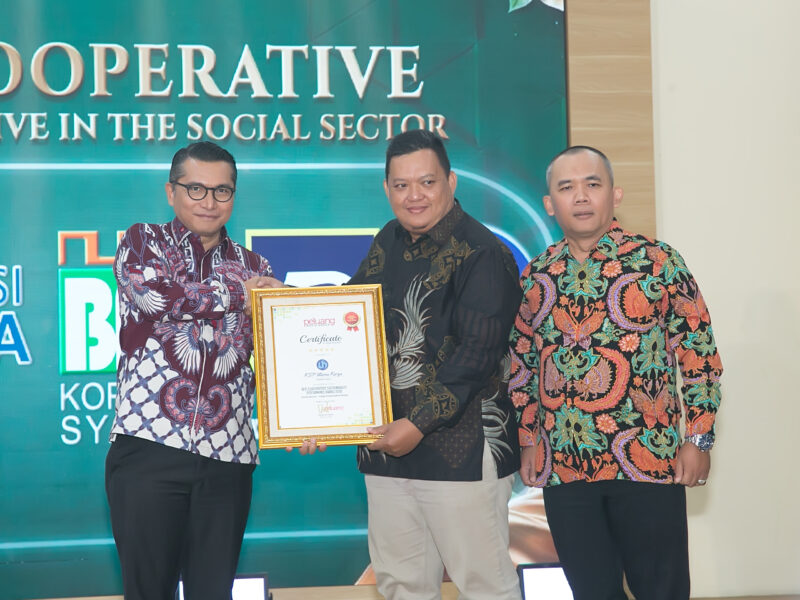 Deputi Bidang Kelembagaan dan Digitalisasi Koperasi Kementerian Koperasi, Henra Saragih menyerahkan penghargaan kepada KSP Utama Karya. Foto: Peluang