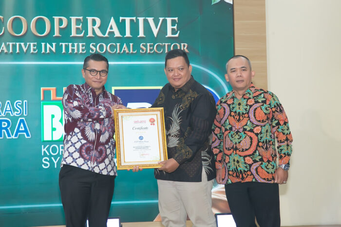 Deputi Bidang Kelembagaan dan Digitalisasi Koperasi Kementerian Koperasi, Henra Saragih menyerahkan penghargaan kepada KSP Utama Karya. Foto: Peluang