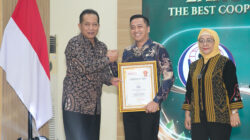 KSP CU Pancur Kasih menerima penghargaan dari Menteri Koperasi Ferry Juliantono, didampingi Direktur PT Berkah Dua Visi (Peluang Media Group) Yuni Hegarwati. Foto: Peluang