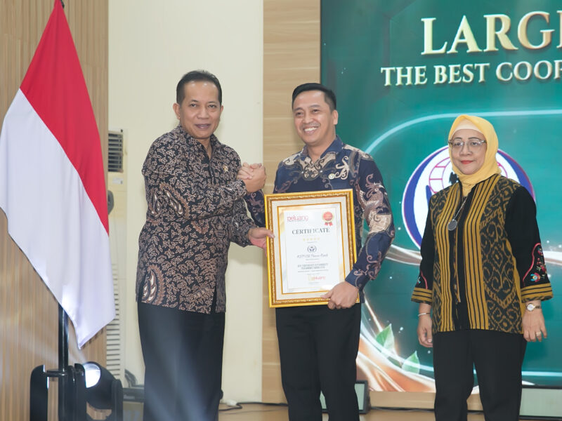 KSP CU Pancur Kasih menerima penghargaan dari Menteri Koperasi Ferry Juliantono, didampingi Direktur PT Berkah Dua Visi (Peluang Media Group) Yuni Hegarwati. Foto: Peluang