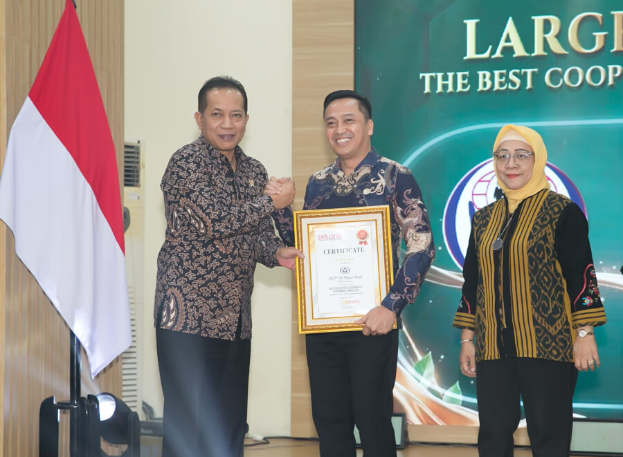 KSP CU Pancur Kasih menerima penghargaan dari Menteri Koperasi Ferry Juliantono, didampingi Direktur PT Berkah Dua Visi (Peluang Media Group) Yuni Hegarwati. Foto: Peluang