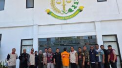 OJK menyerahkan tersangka beserta barang bukti (Tahap II) kepada Jaksa Penuntut Umum di Kejaksaan Negeri Sidoarjo.