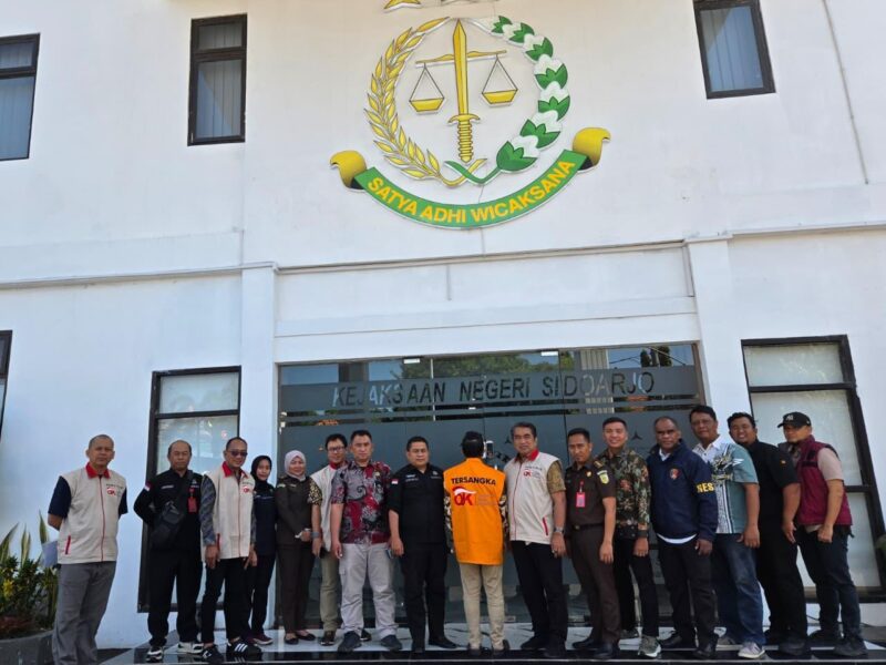 OJK menyerahkan tersangka beserta barang bukti (Tahap II) kepada Jaksa Penuntut Umum di Kejaksaan Negeri Sidoarjo.