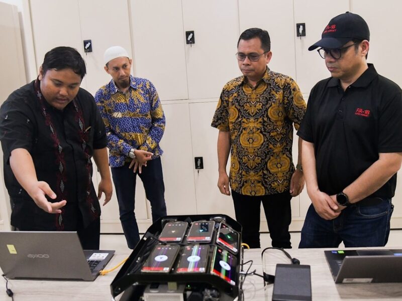 Nezar Patria saat berdialog dengan jajaran pegawai Balai Monitor Spektrum Frekuensi Radio Kelas I Medan, Sumatra Utara.