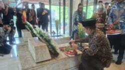 Ziarah ke Makam Bung Hatta, Menkop Ferry Tegaskan Koperasi Tetap Jadi Jalan Ekonomi Rakyat