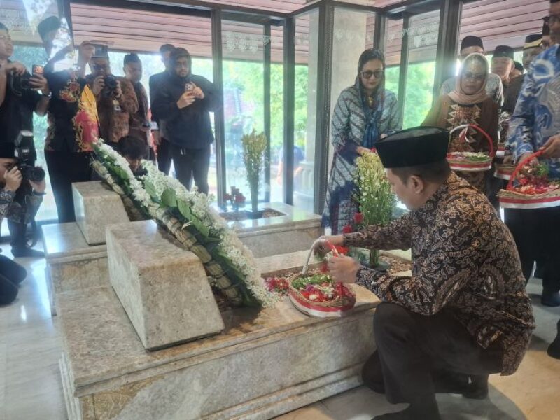 Ziarah ke Makam Bung Hatta, Menkop Ferry Tegaskan Koperasi Tetap Jadi Jalan Ekonomi Rakyat