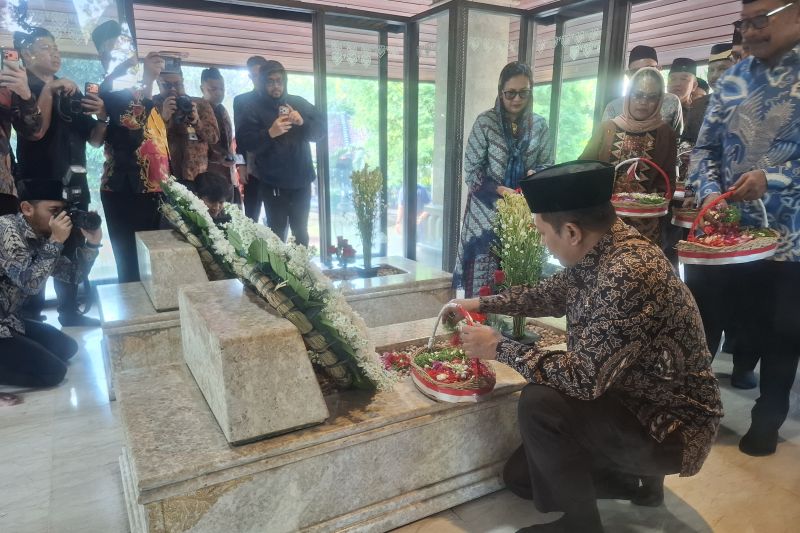Ziarah ke Makam Bung Hatta, Menkop Ferry Tegaskan Koperasi Tetap Jadi Jalan Ekonomi Rakyat