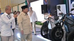 Presiden Prabowo melihat motor listrik. Foto: infopublik/peluangnews