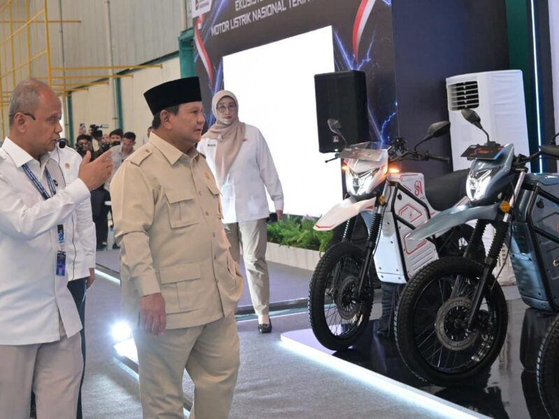 Presiden Prabowo melihat motor listrik. Foto: infopublik/peluangnews