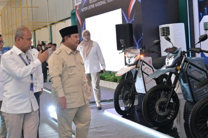 Presiden Prabowo melihat motor listrik. Foto: infopublik/peluangnews