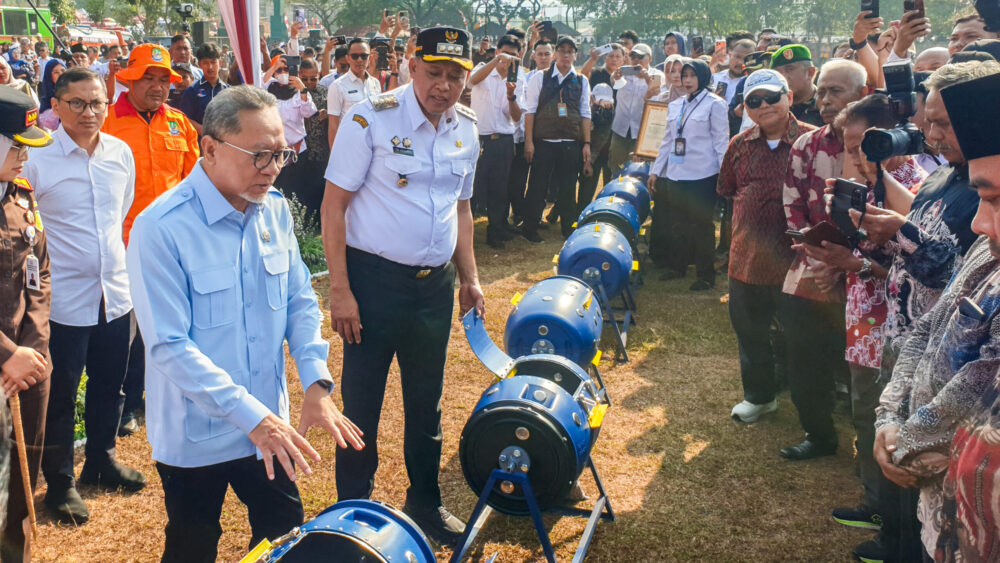 Menko Pangan Zulkifli Hasan dan Walikota Bekasi Tri Adhianto. Foto: Gema/peluangnews