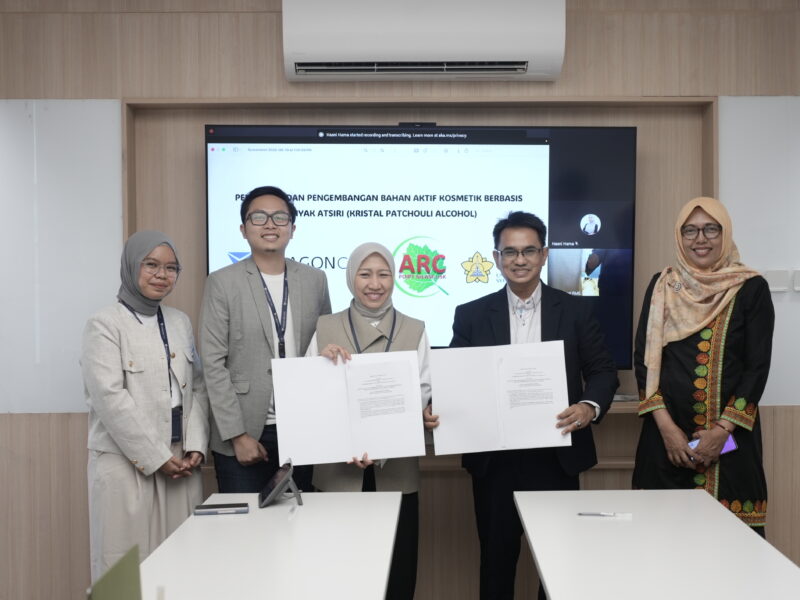 ParagonCorp menggandeng Atsiri Research Center (ARC) Universitas Syiah Kuala (USK) untuk mengeksplorasi potensi nilam Aceh. Foto: ist/peluangnews