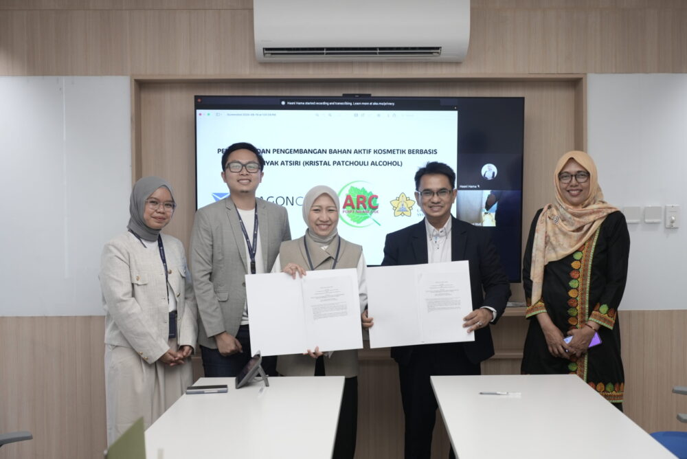 ParagonCorp menggandeng Atsiri Research Center (ARC) Universitas Syiah Kuala (USK) untuk mengeksplorasi potensi nilam Aceh. Foto: ist/peluangnews