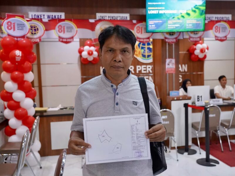 Warga mengajukan permohonan pendaftaran tanah. Foto: humas/peluangnews