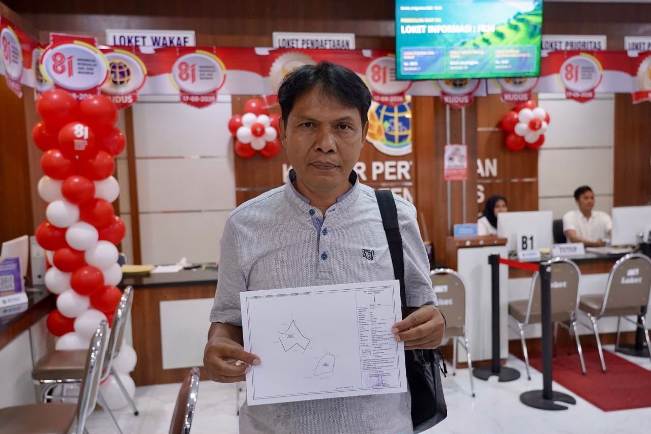 Warga mengajukan permohonan pendaftaran tanah. Foto: humas/peluangnews