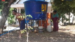 Kementerian Pekerjaan Umum (PU) mendistribusikan 8.000 liter air bersih. Foto: PU/peluangnews