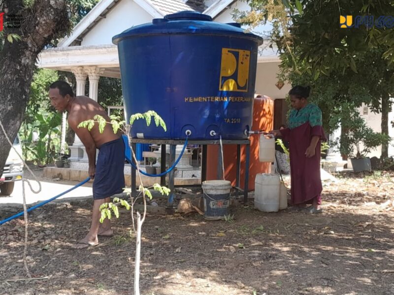 Kementerian Pekerjaan Umum (PU) mendistribusikan 8.000 liter air bersih. Foto: PU/peluangnews